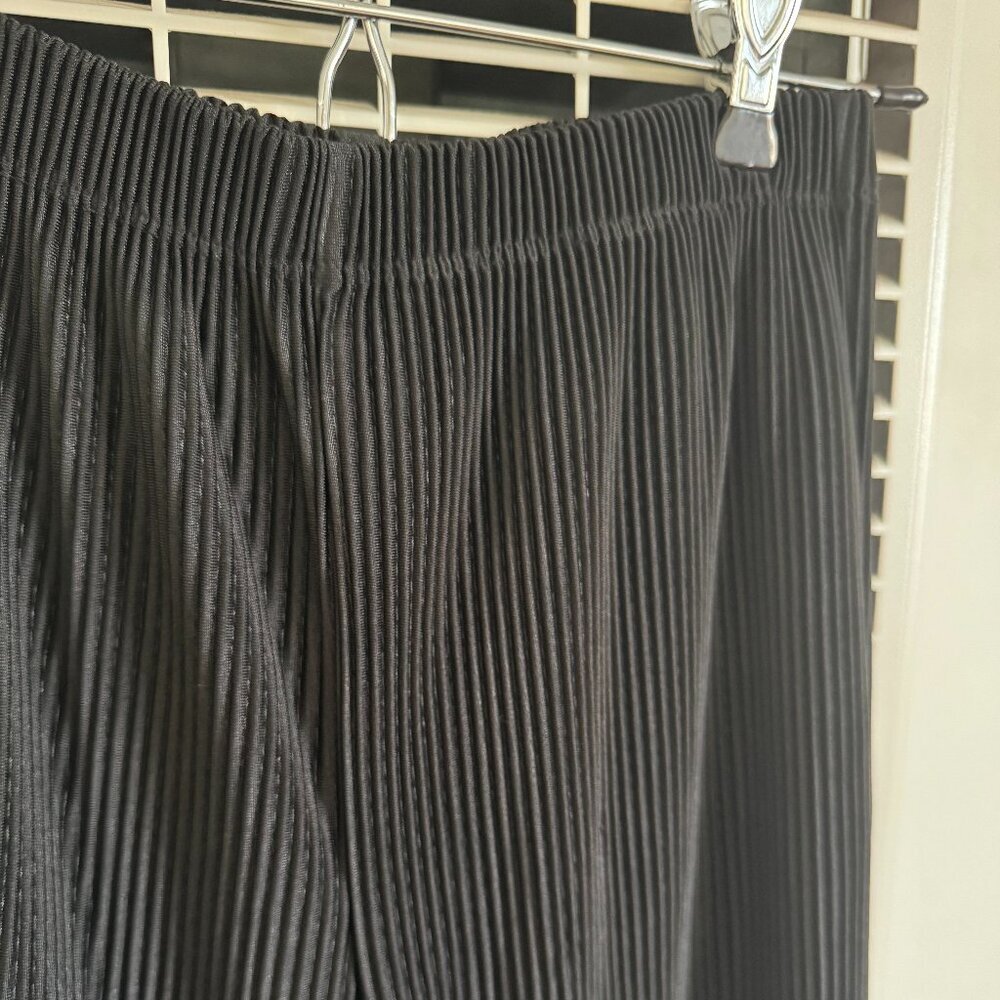 NWOT H&M Strech Trousers with pleated pattern
